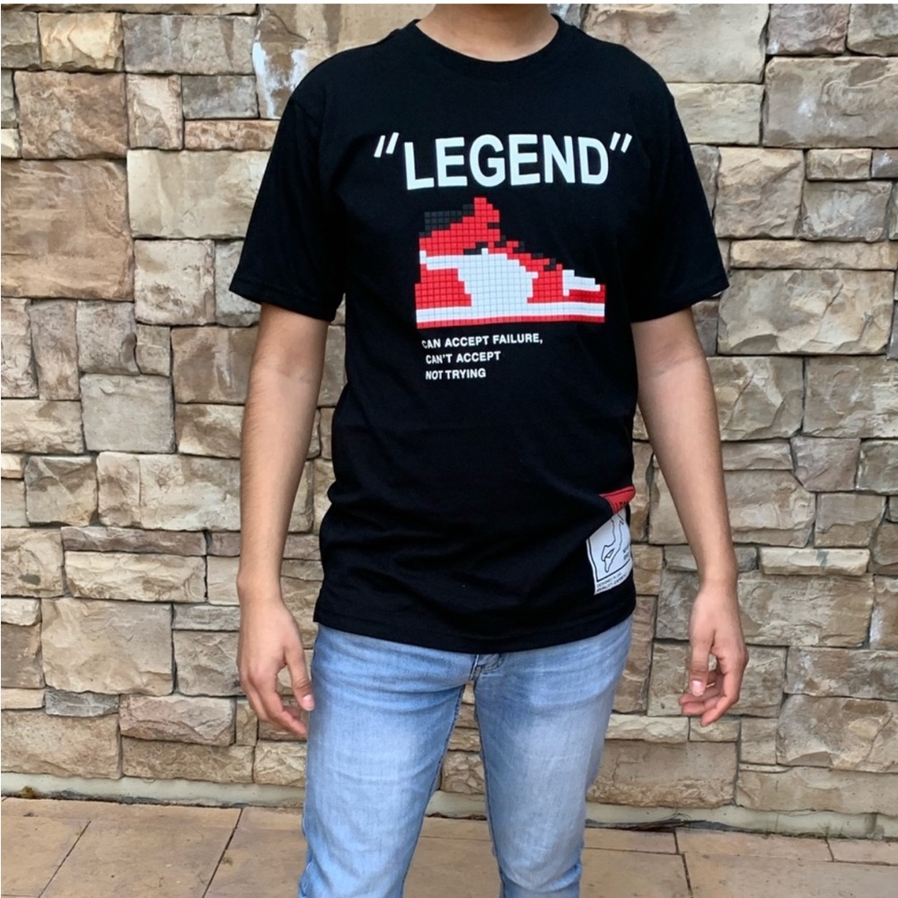 MENS SNEAKER GRAPHIC TEE